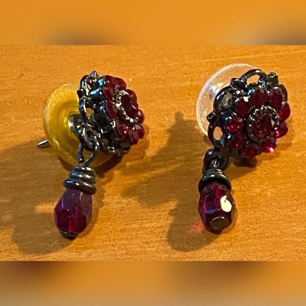 Red Rhinestone Flower Dangle Drop Stud Earrings Women’s Gunmetal 1 Inch Jewelry